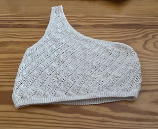 Top Stradivarius beige hombro