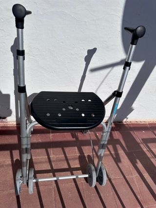 Andador con asiento ortopédico