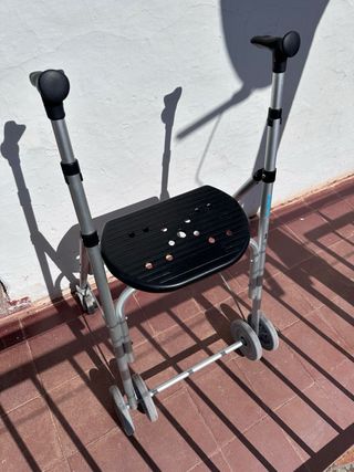 Andador con asiento ortopédico