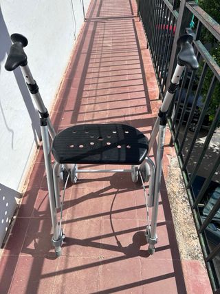 Andador con asiento ortopédico