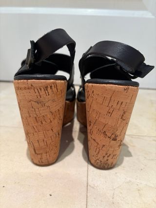 Sandalias Un Paso Más cuña piel 100%