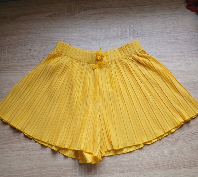 Pantalón corto plisado amarillo