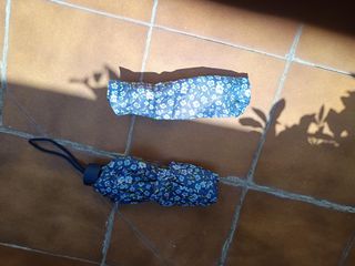 Paraguas plegable de florecitas azules