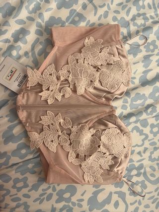 Top Bershka encaje rosa