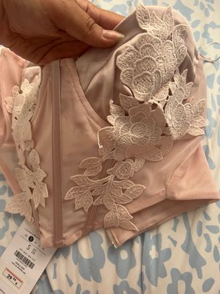 Top Bershka encaje rosa