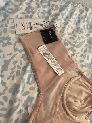 Top Bershka encaje rosa