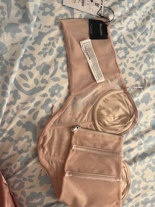 Top Bershka encaje rosa