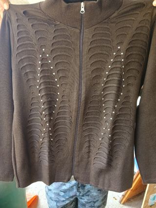 Maglione marrone lavorato a maglia