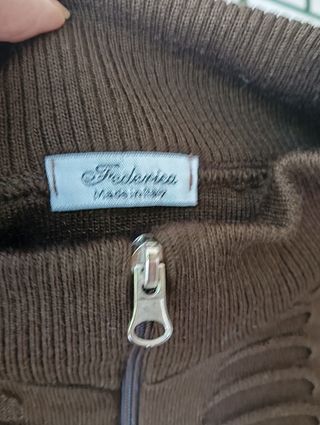 Maglione marrone lavorato a maglia