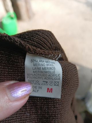Maglione marrone lavorato a maglia