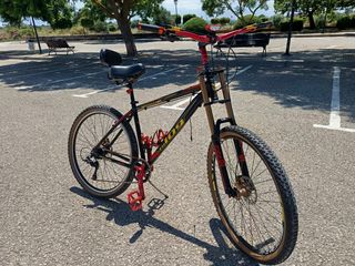 Bicicleta montaña negra-roja