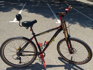 Bicicleta montaña negra-roja