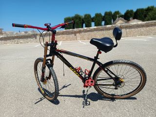 Bicicleta montaña negra-roja