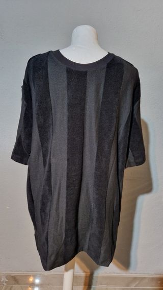 Camiseta negra rayas verticales HM