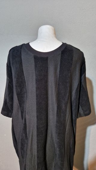 Camiseta negra rayas verticales HM