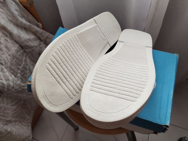 Zuecos sanitarios ortopédicos blancos