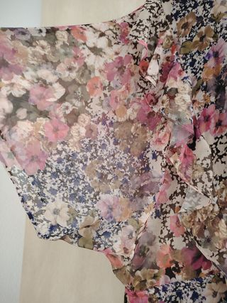 Vestido Zara floral M .Nuevo con etiqueta.