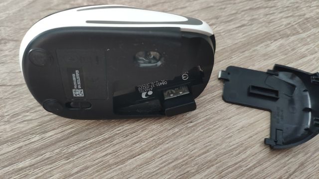 Ratón Logitech inalámbrico blanco y negro.