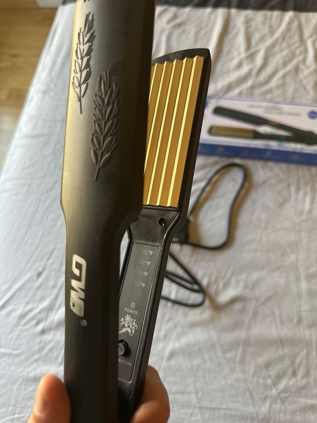 Plancha de pelo onduladora nueva con etiquetas