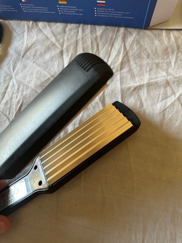 Plancha de pelo onduladora nueva con etiquetas