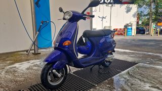 Vespa ET2 50cc: ¡Scooter Azul!