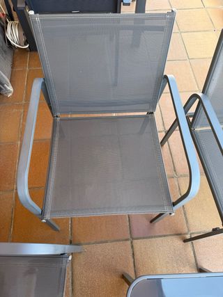 Mesa , sillon grande y 2 sillas jardín - Gris