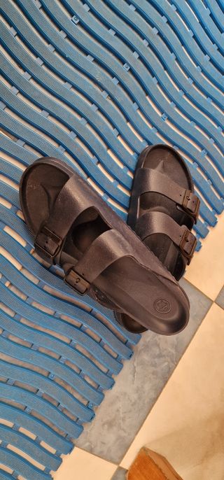 Chanclas negras talla 46