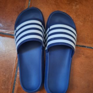 Chanclas Adidas azules y blancas