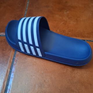 Chanclas Adidas azules y blancas