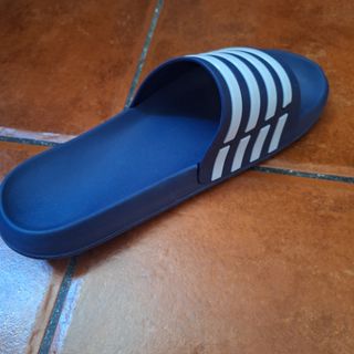 Chanclas Adidas azules y blancas