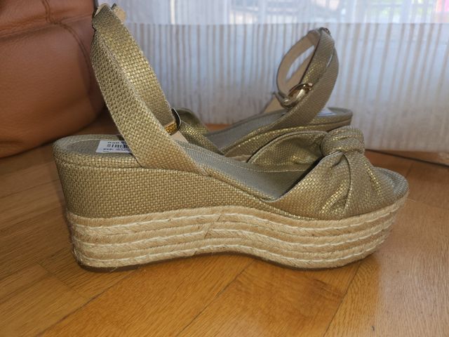 Sandalias cuña Michael Kors doradas talla 38