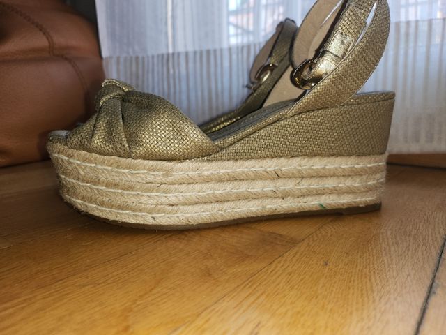 Sandalias cuña Michael Kors doradas talla 38