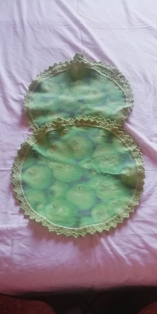 Set sottopiatti in tessuto e crochet
