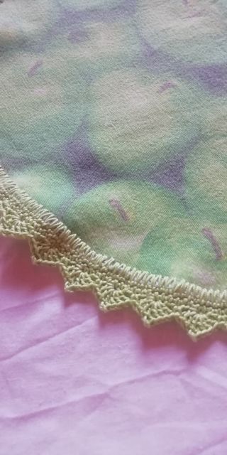 Set sottopiatti in tessuto e crochet
