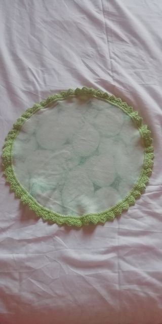 Set sottopiatti in tessuto e crochet
