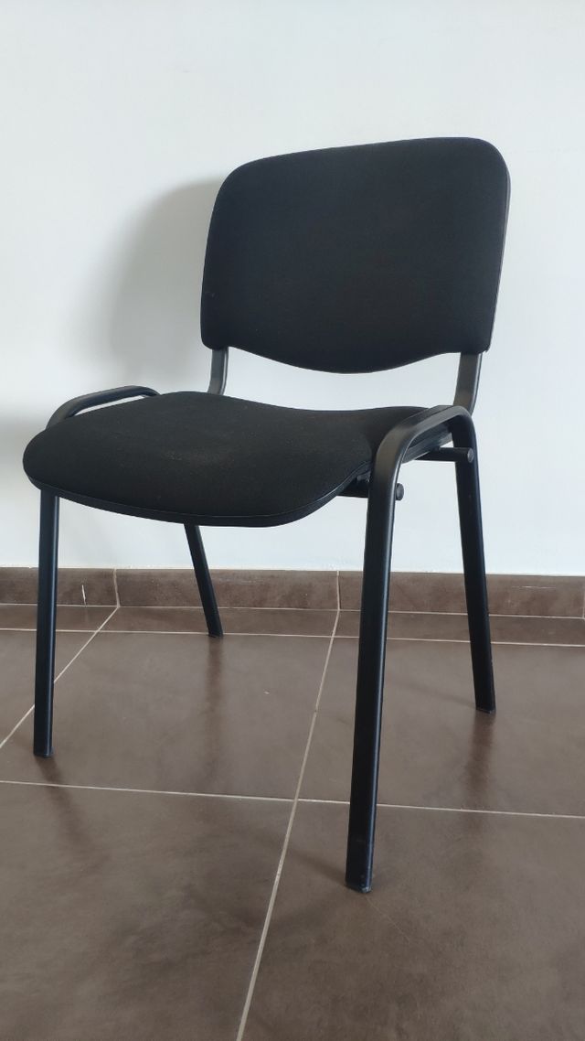 Sillas mobi base de conferencia negras.

