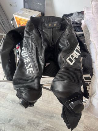Mono moto cuero estilo Dainese