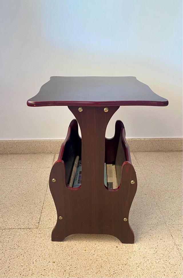 Mesita revistero madera color marrón/vino.