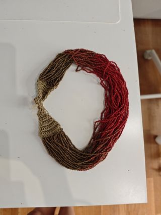 Collar dorado y rojo
