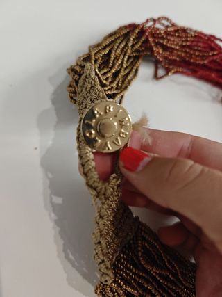 Collar dorado y rojo