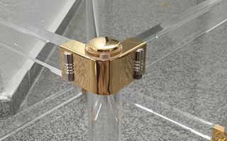 Mesa metacrilato dorada