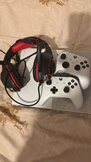Xbox One + 3 giochi + cuffie e due controller