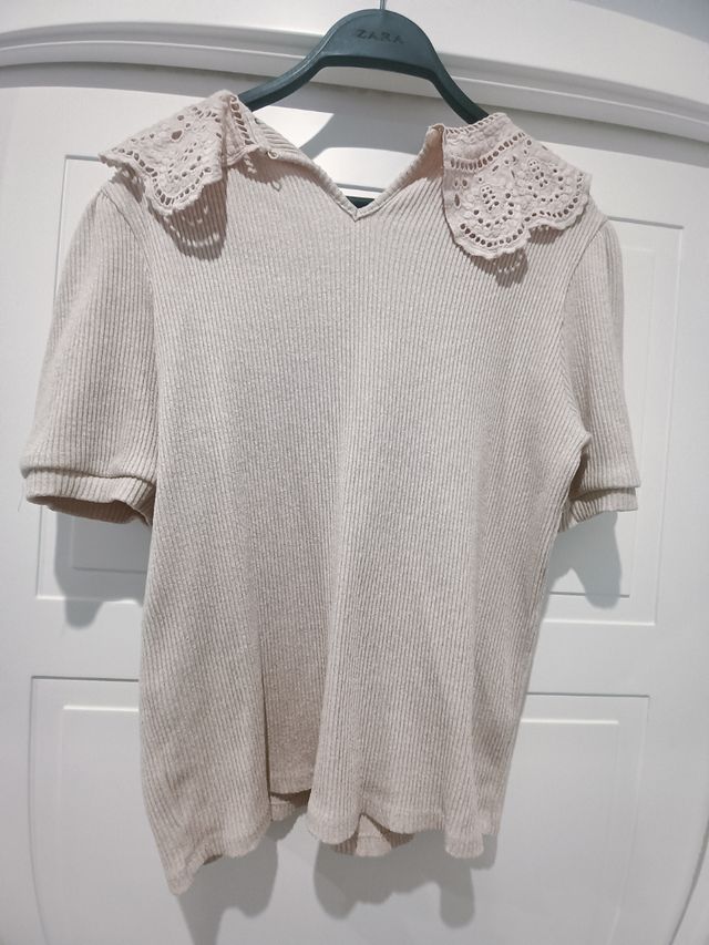 Blusa beige cuello bordado
