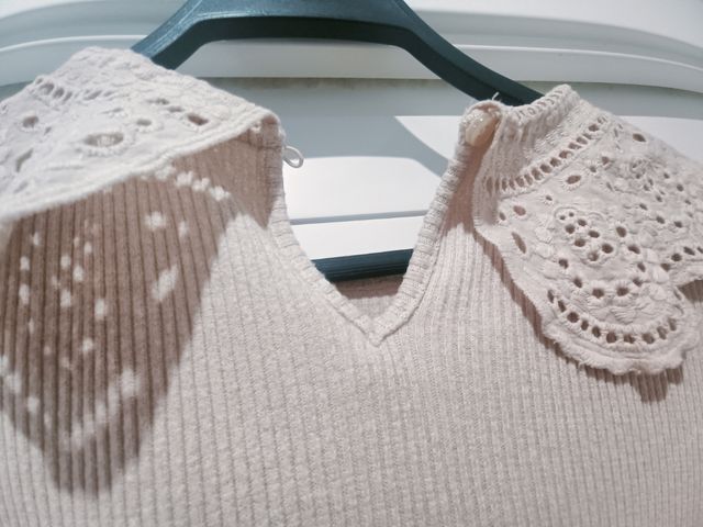 Blusa beige cuello bordado