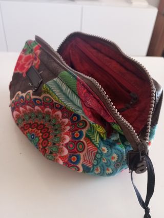 Auténtico 
Neceser Desigual multicolor
