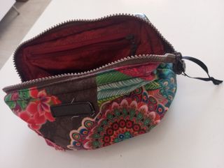 Auténtico 
Neceser Desigual multicolor