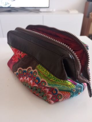 Auténtico 
Neceser Desigual multicolor