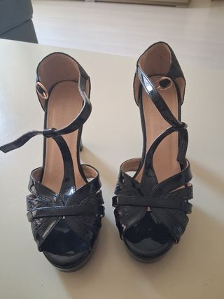 Elegantes tacones negros - plataforma