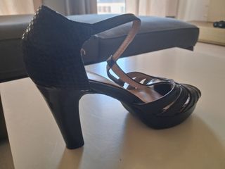 Elegantes tacones negros - plataforma