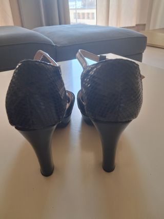 Elegantes tacones negros - plataforma